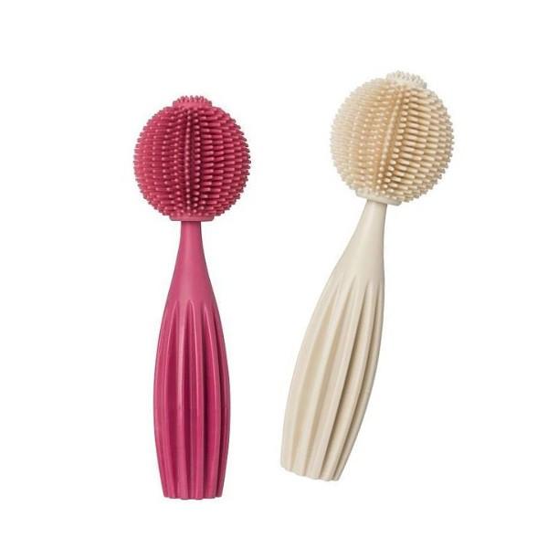 回転ブラシでメイク落としをしながらタッピングできるクレンジングローラーです。弾力性のあるポイントブラシが、ローリングしながらクレンジング。肌への不要な刺激や摩擦を防ぎます。約600本のポイントブラシがソフトタッピングしながら汚れを取り除きま...