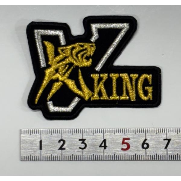 【メール便対応可】 V虎KING 刺繍ワッペン（小）添付の感じでワンポイント的に付けれる小さめのサイズです＊素材：アーバンツイル／ポリエステル100％　＊サイズ：（縦ｘ横）約5cmx6.5cm　　　　　金糸銀糸使用メール便で発送出来ます＊メ...