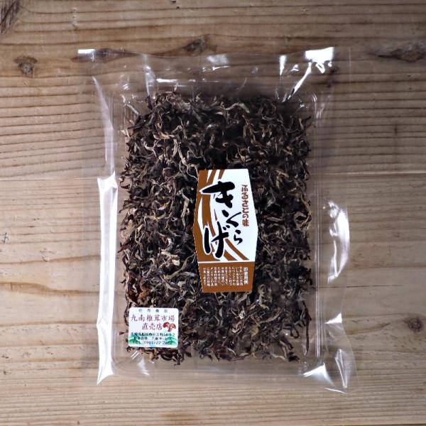 【商品名】乾燥きくらげスライス【内容量】50g【使用方法】水またはぬるま湯で戻し料理にお使い下さい。水戻し後は、必ず加熱調理を行ってください。熱湯で30秒ほど茹でるか、炒め物に使う場合は湯通し不要です。※必ず加熱処理を行ってお召し上がりくだ...