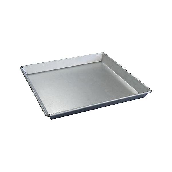 【商品概要】サイズ：Ｗ28.8×Ｄ28.8×Ｈ2.6cm重量：740g容量：2000ml材質：スチール(アルミメッキ)【商品説明】ロールケーキ用の焼き型です。くるくる巻く時にちょうど良い高さになっているので、きれいに仕上がります。熱伝導が良...