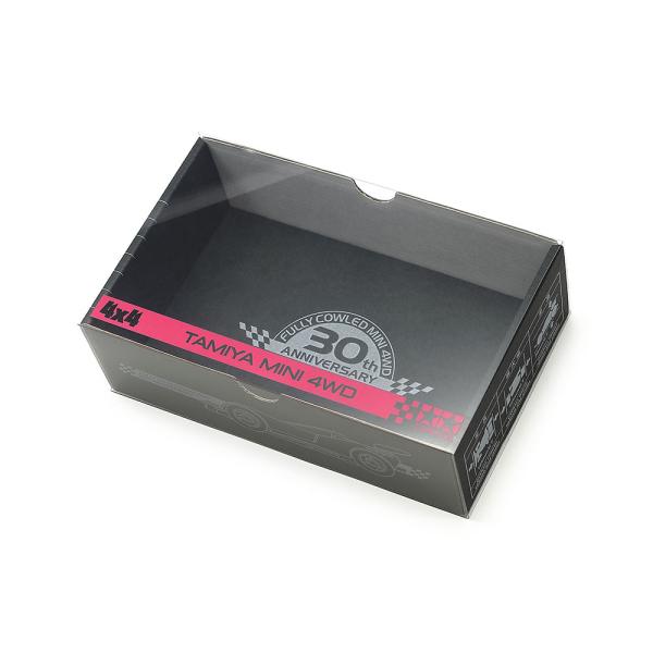【 マシンのサイズをチェックできるダンボール製ボックス 】 折りたたんで完成させるダンボール製ボックス「ミニ四駆ベーシックボックス」の特別仕様です。ブラックカラーの本体側面にはフルカウルミニ四駆30周年ロゴとマグナムセイバーのイラストをホワ...