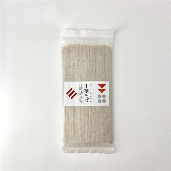 自然栽培そばを石臼で挽いてそばにしました。自然栽培とは、農薬も肥料さえも一切使わず、自然の恵みと大地の力だけで作る、究極の農法です。ひとくちすすれば、そばの美味しさと香りが染みわたります。そば以外いっさい使っていない十割そば。豊かな香り・味...