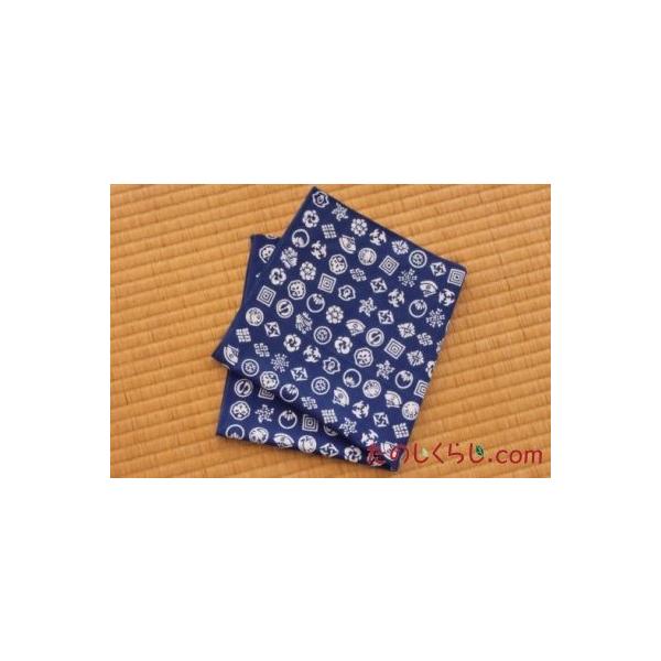 手ぬぐいとして使われている晒木綿（さらしもめん）の生地を、正方形にカットしてハンカチにしました。綿100％で肌触りもよく、薄手なので乾きも早い、使い勝手のよいハンカチです。ご自身で使っていただくほか、ギフトとしても喜ばれます。この「大判晒ハ...