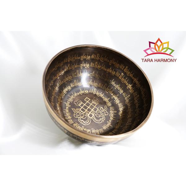 ■直径：24cm ■重量：1682g■倍音構成：D3,A4,G#5（★★超美音）例）A4は音階のラで、ピアノの鍵盤中央音域４の高さ　　基音（最も低い音）がD3で、その上にA4,G#5の倍音が主に重なっている音色です。※揺らぎがあるため、音叉...