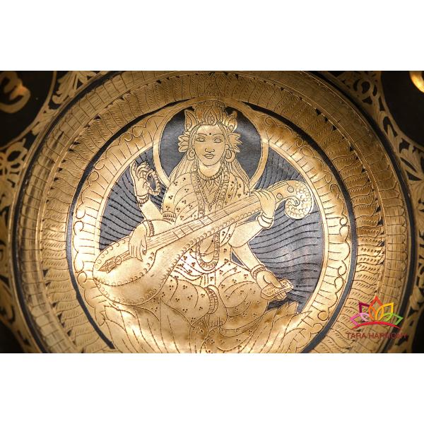 ■直径：23cm ■重量：1418g■倍音構成：C#3,G#4,G5（★美音ランク）例）G#4は音階のソ＃で、ピアノの鍵盤中央音域４の高さ　　基音（最も低い音）がC#3で、その上にG#4,G5の倍音が主に重なった音色です。  ソルフェジオ周...