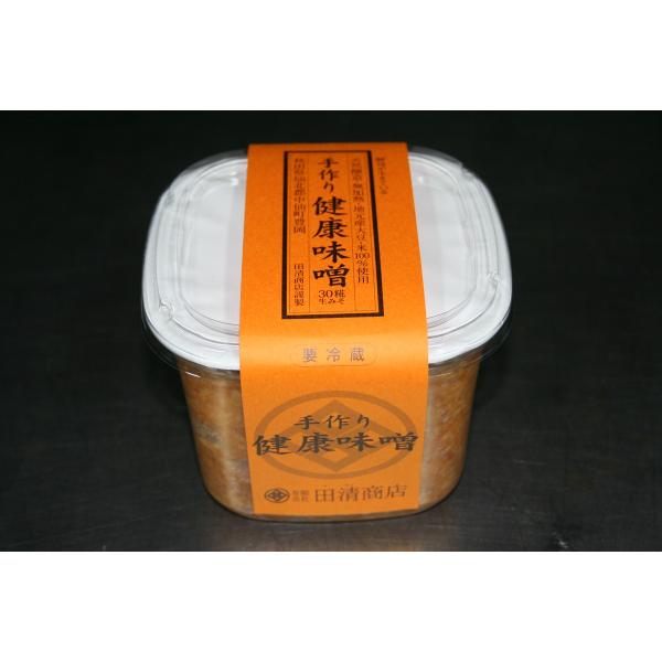 秋田の味噌は糀の量が多く旨味が強い物が多いですが、田清の味噌は糀の量を通常の三倍（麹歩合30）に増やし、大豆も地元大仙市産大豆「リュウホウ」を使用。そのため、より旨味が強い贅沢な味噌に仕上がっております。また、昔ながらの木の桶に一年寝かせじ...