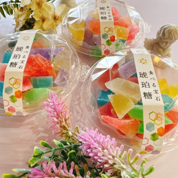 色鮮やかで優しい甘さの琥珀糖は、あなたや大切な人を癒してくれます。パッケージにもこだわり、気分をふわっと軽くしてくれるような優しい琥珀糖です。3個セットなので、たくさんの美味しさを楽しめます！〜こんなときに〜☆疲れた時や、大切な人との楽しい...