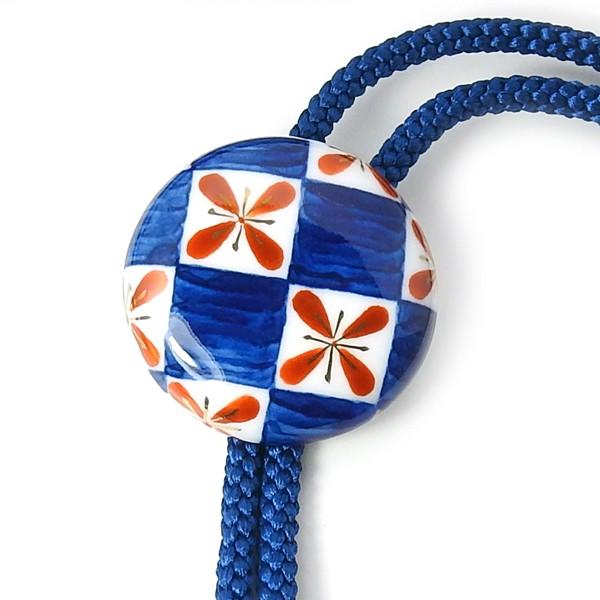 有田焼伊万里焼で知られる陶芸磁器ループタイ。染錦市松花紋様  