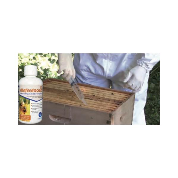 ミツバチの栄養補給と免疫力維持を目的とした高品質サプリメント ビタフィード・ゴールド（VFG）250ml です。糖液だけでは不足しがちなタンパク質・ビタミン・アミノ酸を効率良く補完し、群の健康維持・免疫力の保持・下痢症状が見られる時のサポー...