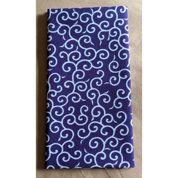 ■サイズ　約34cm×約90cm■素材　綿 100％（岡生地・和晒）■カラー　紫■柄　唐草■染法　ダイストーン染色■原産国　日本製■納品状態　個別ビニール袋入り昔ながらの日本製手ぬぐいです。上質で柔らかく肌触りの良い和晒加工の手拭い木綿生地...