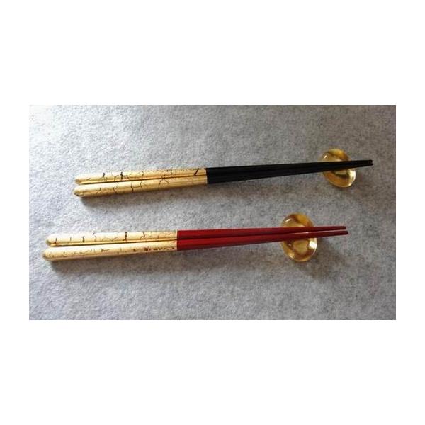 金箔は、金閣寺や日光東照宮などの寺社仏閣はじめ、漆器、陶器などさまざまな工芸品に使われております。金沢では、初代加賀藩主・前田利家公の時代から受け継がれてきました。金箔の発展は、藩の文化奨励策、能や茶の湯が盛んに行われた点にあります。さらに...