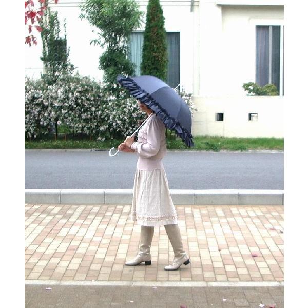 大きめのフリルに、丸みを強調したつくりの雨傘。開いている時も閉じている時もフリルが目につきます。アクリルとラインストーンで仕上げた傘止め。雨の日も楽しくなる傘です。