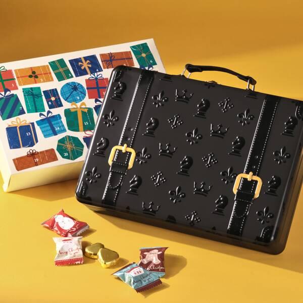 ■商品紹介持ち手のついたトランクかばんのかたちのカレンダーです。トランクを開けると、クリスマスまでの24日分のカウントダウンができるぺ―パ―ボックスがセットされています。※なかのお菓子は日付の窓の位置から移動してしまっていることがあります。...