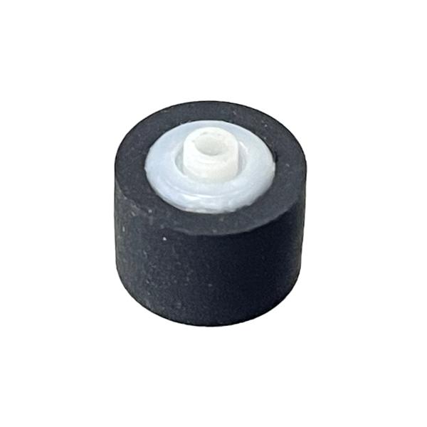 カセットデッキ修理パーツ ピンチローラー 外径7mm ホイール幅7mm ローラー幅4.5mm 軸内径1.2mm 1個軸を挿入する部分がパイプ状に突き出したタイプとなっております。ホイール幅のサイズは突き出したパイプ状の部分を含む幅となってお...
