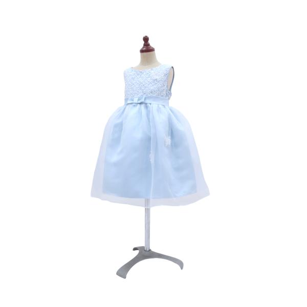 サイズ１２０cm　胸囲６５cm○刺しゅう入りのオーガンジーが重なったノースリーブのトップス。ウエストに可愛いリボンがついています。オーガンジーのスカート部分にもちょうちょのレース飾りがあしらわれています。後ろ中心にはリボンが結べます。