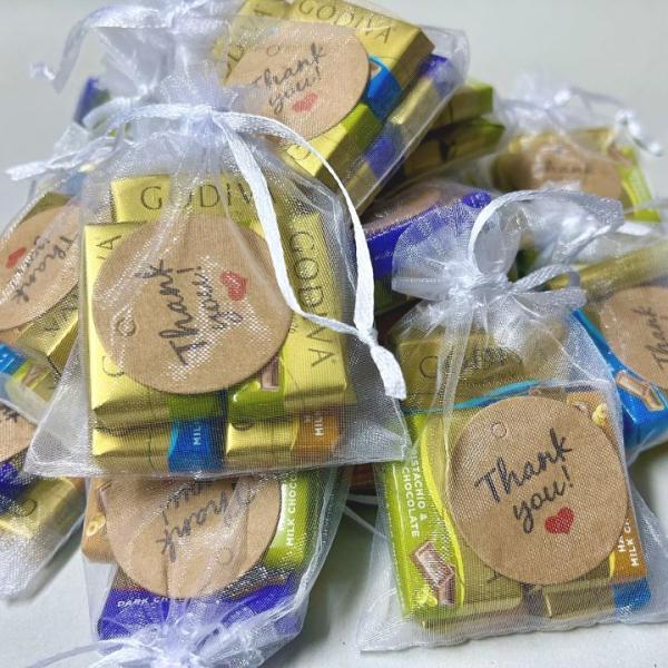 シンプルで可愛い巾着にゴディバのチョコレートを入れてお届けします♪ナポリタン全4種を入れています。「主な仕様」パッケージ重量: 0.22 kgサイズ: 5個 (x 10)結婚式　クリスマス　手土産　ほんの気持ち　義理チョコ お菓子 スイーツ...