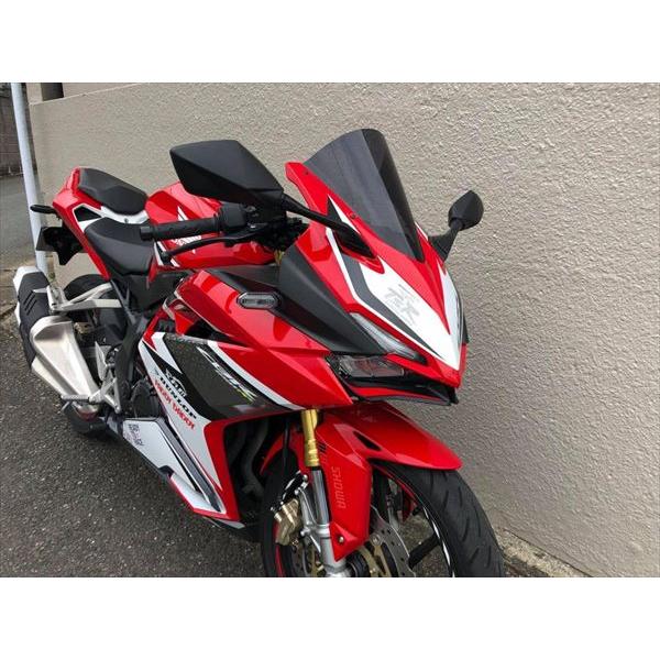 純正スクリーンより高さ5?アップによる優れた空力特性アッパーカウルをクールに引き締めるスモーククリアスクリーンのクオリティを忠実にスモークで再現純正カウルにボルトオンで装着可能日照角度によりスクリーンが集光して稀にメーターを溶かす場合があり...