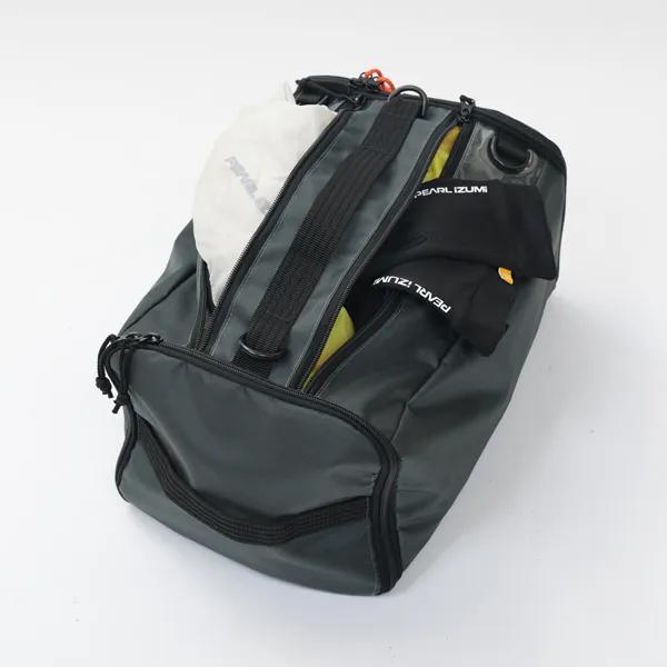 内部は6分割されていて、シューズやヘルメットに加えて グローブやアームカバーなど、別々に収納可能。補給食や 小物はメッシュポケットに入れることができます。また、どこに何を入れたか分かるようにビニールポケットを 付けました。ご自身で「ウインド...