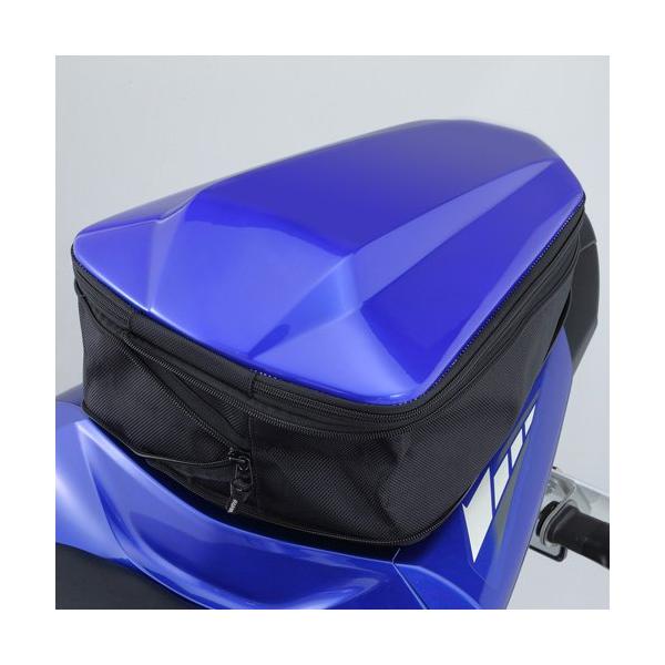 アッパー部分を樹脂にしたシングルシート風リアバッグ。専用設計だからジャストフィット。バイクデザインにもマッチするシートバッグ。縮小時は車体にマッチしたラインでシングルシート風に演出。ポップアップさせることでバッグとしての積載量を確保。容量は...