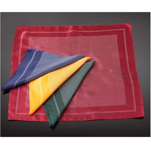 シルク製のマジック用ハンカチです。日本製なので良質でとても薄くしなやかで丈夫。日本製の薄いシルクに、一般的なハンカチの模様をプリントしました。これによって、今までのマジック用シルクと違い　不自然さ、怪しさは無くなります色はネイビー、ワインレ...