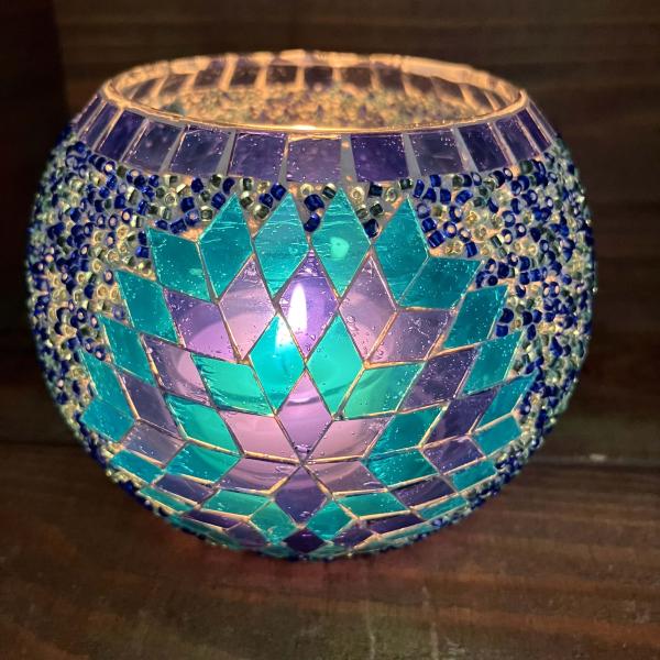 ■商品のご紹介＜キャンドルホルダー　ステンドブルー＞モロッコのモザイクガラスをイメージしたキャンドルホルダーです。ダイヤ型をモチーフとしたブルーが綺麗なデザインです。ふっくらと丸いフォルムでオブジェとして飾っても優し気で素敵です。見る角度に...