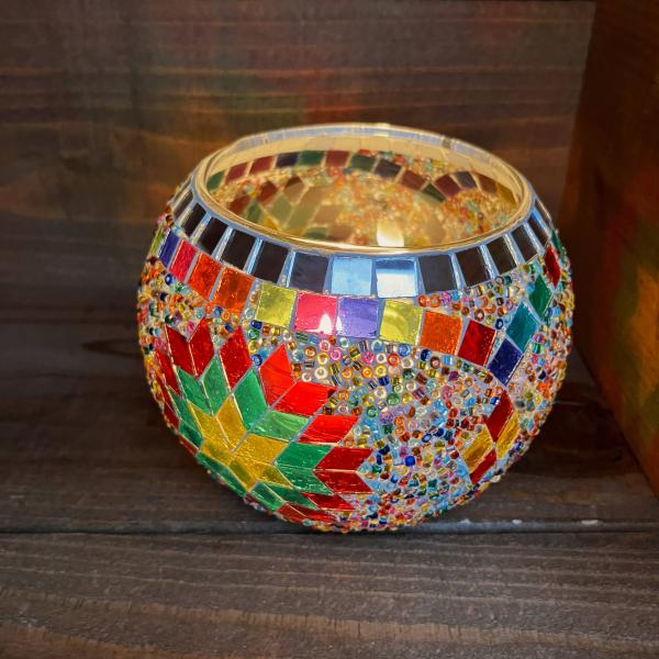■商品のご紹介＜キャンドルホルダー　ステンドライン　マルチカラー＞モロッコのモザイクガラスをイメージしたキャンドルホルダーです。ダイヤ型のモチーフをライン状にカラフルなガラスが囲んでいます。ふっくらと丸いフォルムでオブジェとして飾っても優し...