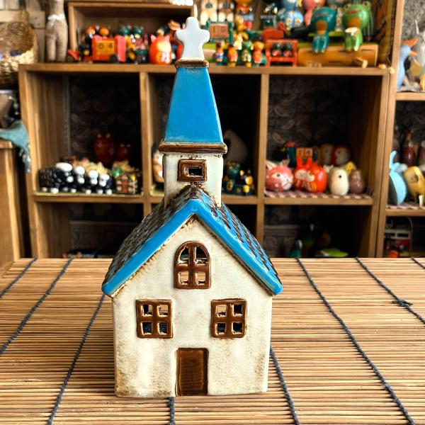 ■商品のご紹介＜ノルディッコデコ　チャーチランタン＞可愛らしい教会のキャンドルホルダーです。少し高さがありますので、置物としてとても映えます。お部屋やお店のインテリアにピッタリですよ。■カラー　ホワイト×ブルー系■サイズ　横11×奥行10....
