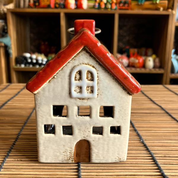 ■商品のご紹介＜ノルディッコデコ　メゾンランタン＞可愛らしいお家のキャンドルホルダーです。小さめで飾りやすいです。上部にリングがあり吊り下げられる仕様になっています。お部屋やお店のインテリアにピッタリですよ。■カラー　ホワイト×レッド系■サ...