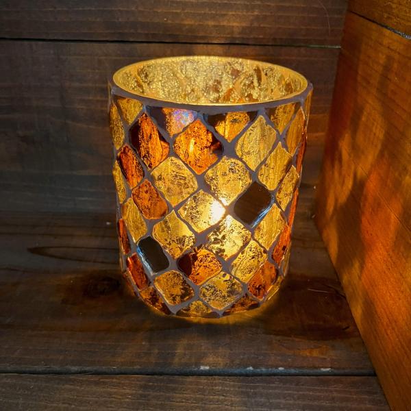 ■商品のご紹介＜モザイクキャンドルホルダー　レッド＞モザイクガラスのキャンドルホルダーでレンガのような模様です。そのまま飾ってもとても綺麗なガラスです。円柱形で少し大き目なサイズになります。■カラー　レッド系■サイズ　直径8×高さ10センチ...