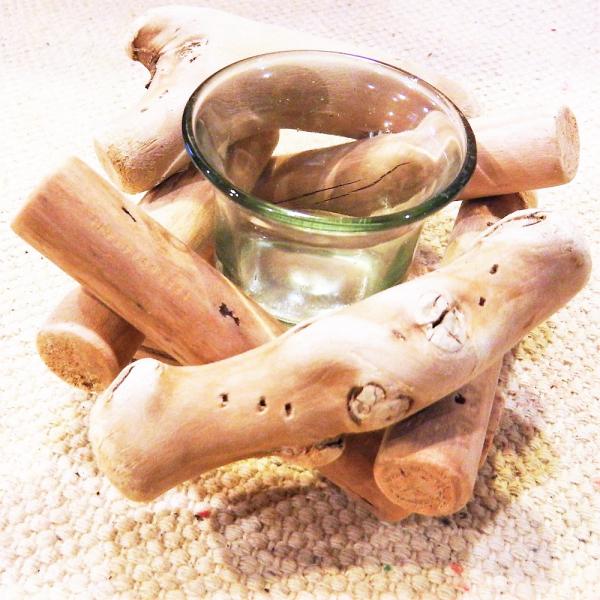 ■商品のご紹介流木を使ったキャンドルスタンドです。中央部分にガラスのキャンドルホルダーを置きます。ガラスカップは取り外し可能、流木部分は固定されています。ちょっとお洒落な雰囲気が素敵です。■カラー　ベージュ■サイズ　幅約15×奥行約13×高...