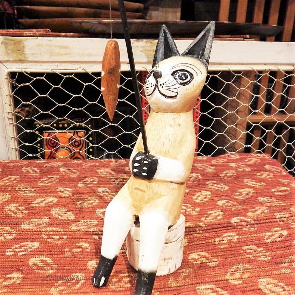 ネコ 置物 猫 オブジェ 木彫り 木製 釣りネコ ベージュ Lサイズ