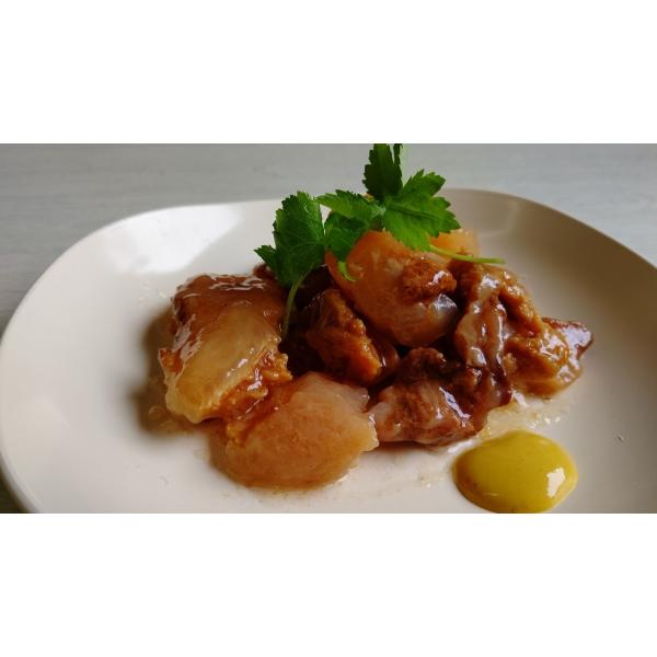 鯨のすじ肉をカツオや昆布などの魚介の出汁を加え高圧力釜でじっくりと煮込みました。鯨の筋にはいろいろな食感があり、とろとろ・ぷるぷる・もちもちなどいろいろな食感を味わえます。出汁にまろやかさを持たせおでんやお鍋の味をひきたてます。コラーゲンを...