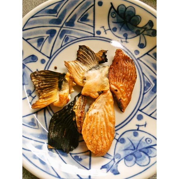 下関でふぐのプロがさばいたとらふぐのヒレを丁寧に干し、遠赤で焙焼した国産とらふぐのひれ酒用の焼きひれです。下準備としてあぶる必要がないので、飲みたいときにすぐにご利用いただけます。遠赤外線で焼いているので、本来持つひれの成分を壊しにくいこと...