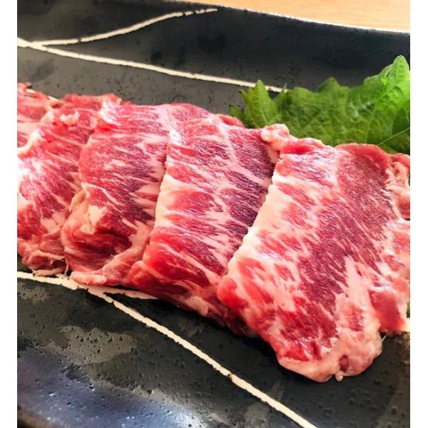 肉の甘味、旨味豊富な馬のカルビ刺し カルビは韓国語でアバラを意味する言葉です。アバラ周辺のバラ肉となります。 甘い肉質が特徴のカルビ馬刺し！希少部位です！ 脂身、霜降り状態は多めの上カルビ刺しです