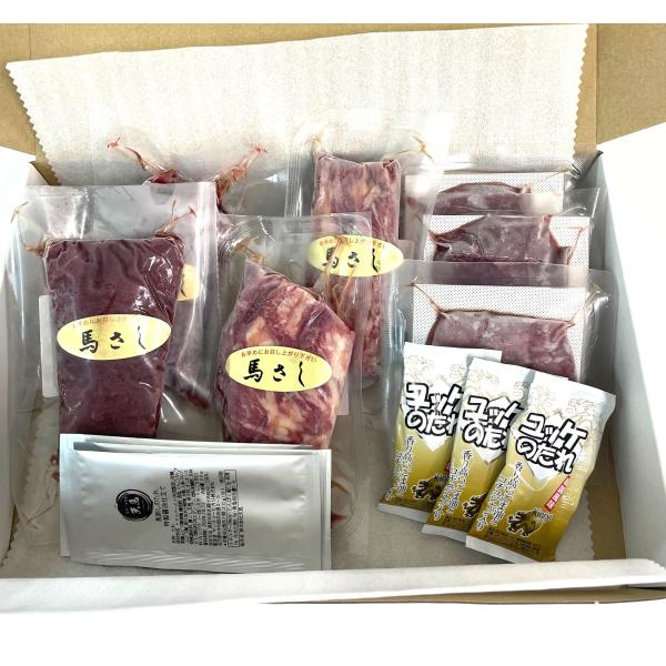 大家族の方や、馬刺し大好物の方へのギフトに最適なセット【桜盛】をつくりました！さっぱりした赤身馬刺しもも肉をたっぷり300ｇ(６人前)と当店おすすめの希少部位カルビ馬刺し！甘味豊富なバラ肉の馬刺しです！人気の桜ユッケもタレ付きで3Ｐ入りです...