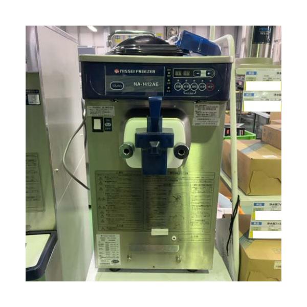 商品名：ソフトクリームフリーザー 寸法：W378×D612×H762 メーカー：日世 型式：NA-1412AE 年式：2023年製 電源：単相100V 50/60Hz共用 コンセントプラグ：あり 消費電力：0.92/1.07kW ガス種： ...