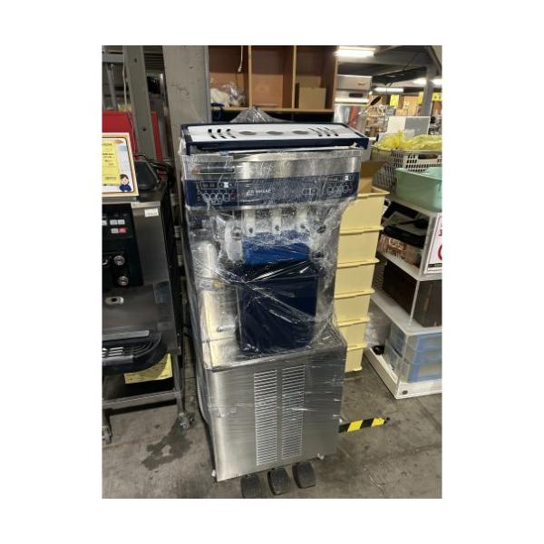 商品名：ソフトクリームマシン 寸法：W572×D846×H1519 メーカー：日世 型式：NA-6440AE 年式：2017年製 電源：三相200V 50/60Hz共用 コンセントプラグ：あり ガス種： 付属品：写真の通り 保証期間：納品日...