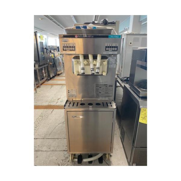 商品名：ソフトクリームフリーザー 寸法：W524×D872×H1535 メーカー：日世 型式：NA-6062WF 電源：三相200V 50/60Hz共用 コンセントプラグ：あり 消費電力：0.5kW×2 ガス種：- 付属品：写真の通り 説明...