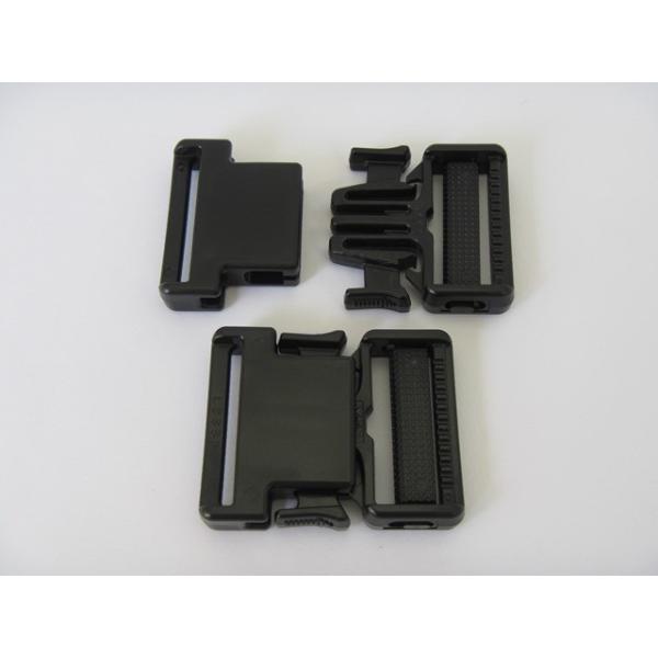 アウトドアバッグのベルト使いや、荷物の結束などにお使い頂けます。アジャスター部分の中軸が動くのでテープを通しやすくしっかり留まります。３８ｍｍ幅のベルト用です。１０ケ／袋材質：プラスチック（樹脂）カラー：黒サイズ：ベルト３８ｍｍ用サイズはあ...