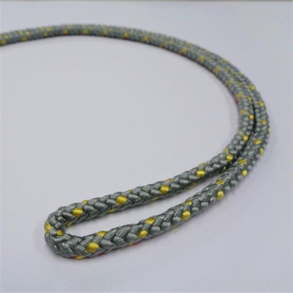 糸付鉛線を合成繊維で被膜した組紐です。養殖網やネットの押え、カーテンウエイト、のれん等に使用されています。ハサミで簡単にカットできます。鉛が糸で繋がっていますので、糸の部分をカット可能です。チェーンに比べ見栄えが良く、合成繊維で覆われており...