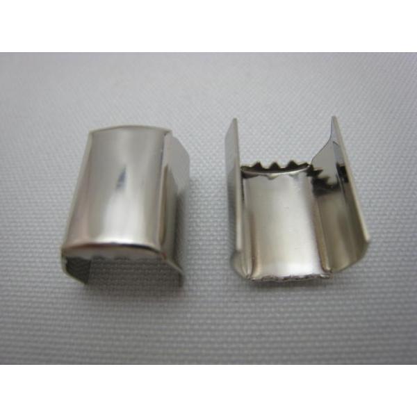 紐やテープ、ゴムなどを挟んで固定するときに使う金具です。コの字型の内側に固定するものを挟み込み、ペンチやハンマーで締め付けることで簡単に固定できます。鉄製の本体にニッケルメッキを施してあるので、耐食性に優れ、銀白色の美しい色合いをしておりま...