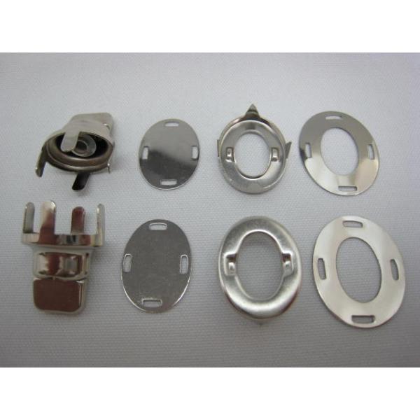 テント地・帆布などの開口部の開閉をするための金具です。最近ではバッグのポケット部の留め具として使用されています。１０セット／袋入カラー：シルバー＜サイズ＞オス：高さ２５×１５×Ｈ１９ｍｍ　　座：１７×２３ｍｍ　　メス：２４×１９×Ｈ７ｍｍ（...