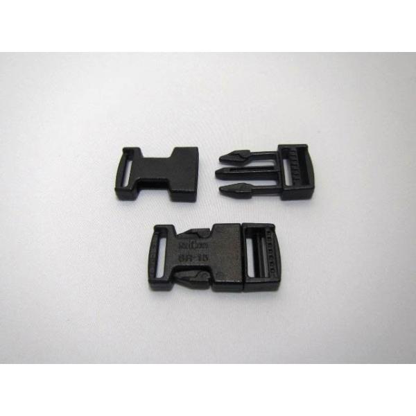 サイドリリースタイプの洗練されたデザインのスポーティバックルです。　プラグ先端の差し込み部分が二重構造で、ソフトなリリース感です。１０ケ／セット材質：ポリアセタールカラー：黒サイズ　全長：３９ｍｍ　幅：２０（穴寸：１５）ｍｍサイズはあくまで...