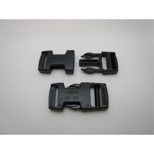 サイドリリースタイプの洗練されたデザインのスポーティバックルです。　プラグ先端の差し込み部分が二重構造で、ソフトなリリース感です。１０ケ／セット材質：ポリアセタールカラー：黒サイズ　全長：６６ｍｍ　幅：３４（穴寸：２６）ｍｍ　厚：１１ｍｍサ...