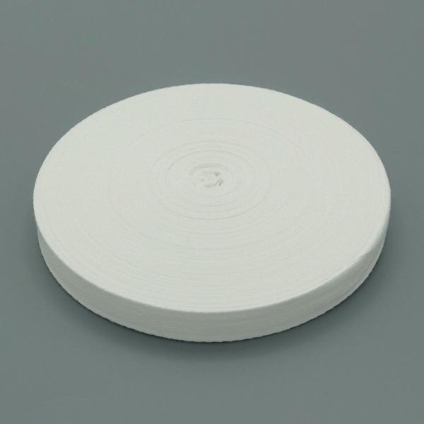 天然素材の綿を使った薄い綾織りテープになります。肌着や柔らかい衣類のくくり紐として使用されます。厚み：約０.４ｍｍ１２ｍｍ巾×３０ｍ巻カラー：白サイズはあくまでも目安であり、商品により多少の誤差が出ます。商品の仕様は予告なく変更する場合がご...