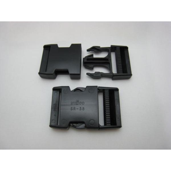 アウトドア・スポーツ・ファッションの分野で幅広く使用されているニフコ社製の差し込みバックルです。テープ幅に合わせて、２０・２５・３０・３８・５０用があります。１０ケ／セット材質：ポリアセタールカラー：黒サイズ　全長：７３ｍｍ　幅：４６（穴寸...