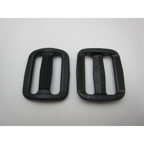 アウトドア・スポーツ・ファッションの分野で幅広く使用されているニフコ社製のアジャスターです。テープ幅に合わせて、２０・２５・３０・３８・５０用があります。１０ケ／セット材質：ポリアセタールカラー：黒全長：３２ｍｍ　幅：３９（内寸：３０）ｍｍ...