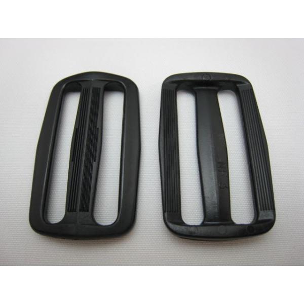 アウトドア・スポーツ・ファッションの分野で幅広く使用されているニフコ社製のアジャスターです。テープ幅に合わせて、２０・２５・３０・３８・５０用があります。１０ケ／セット材質：ポリアセタールカラー：黒全長：３６ｍｍ　幅：６０（内寸：５１）ｍｍ...