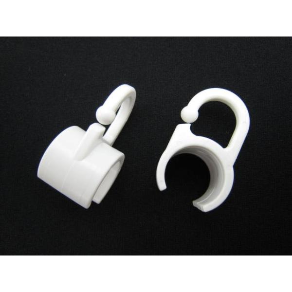 １５Φ塩ビパイプに使用する吊り下げ用フックです。吊り下げ用の紐等と併用してタペストリーに使えます。２０ケ／セット材質：ＡＢＳ樹脂製カラー：白商品の仕様は予告なく変更する場合がございます。ご了承下さい。