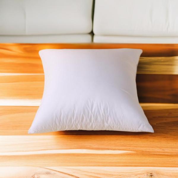 これを買ってまず後悔しません。かためでしっかりと支える座り心地。高反発でへたりにくく長持ち、日本製の洗えるヌードクッション。ソファや椅子、リビングや寝室など幅広いシーンで活躍します。【商品仕様】・サイズ：50×50cm・素材：生地 ポリエス...